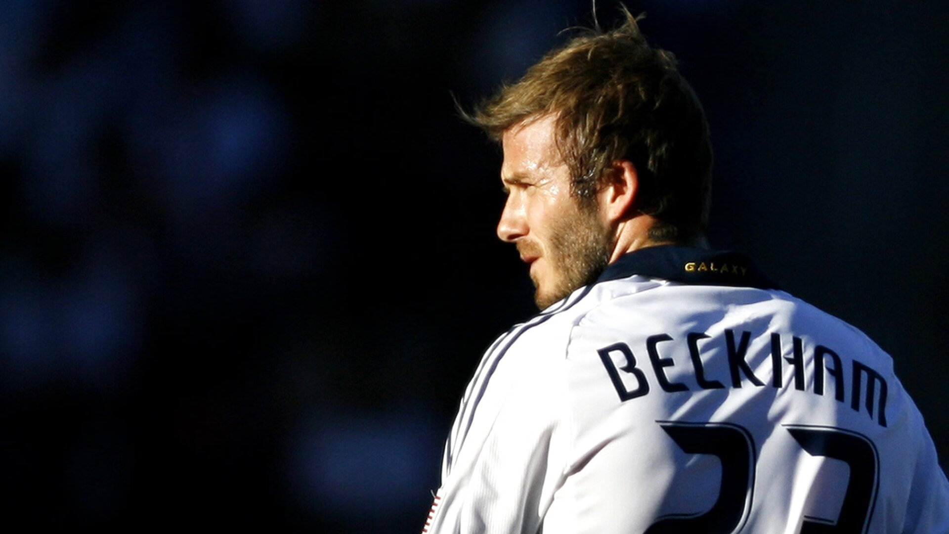 开云体育客服-球场狂欢：球迷应援和现场互动高潮不断，球场dj